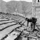 10 09 1969 padre raffaello aggiusta il tetto della chiesa di strabatenza