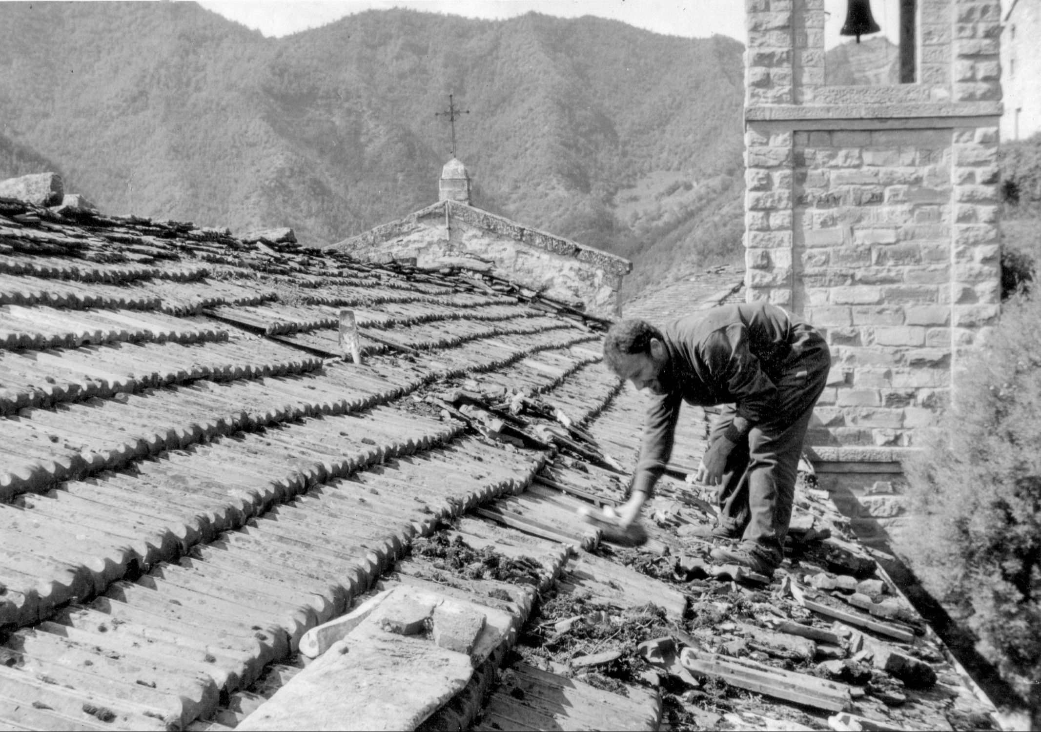 10 09 1969 padre raffaello aggiusta il tetto della chiesa di strabatenza