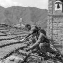 10 09 1969 padre raffaello ed arrigo bondi sul il tetto della chiesa di strabatenza