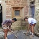 10 09 davide e dervis carloni davanti alla chiesa di strabatenza