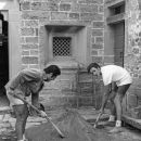 10 09 1971 davide e dervis carloni davanti alla chiesa di strabatenza